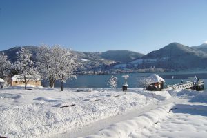 Blick auf den Tegernseee im Winter